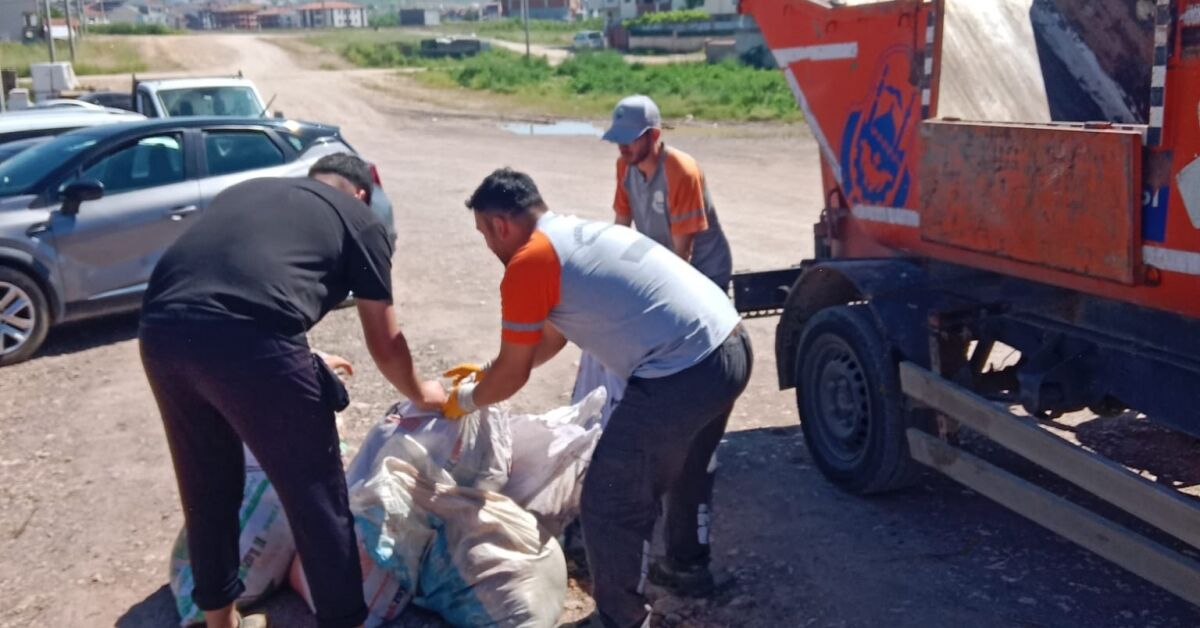 İnegöl Belediyesi’nden Bayramda Çevre Temizliği Mesaisi (4)