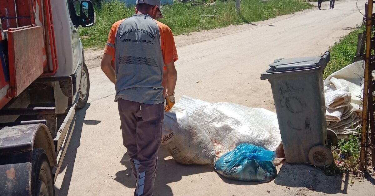İnegöl Belediyesi’nden Bayramda Çevre Temizliği Mesaisi (5)