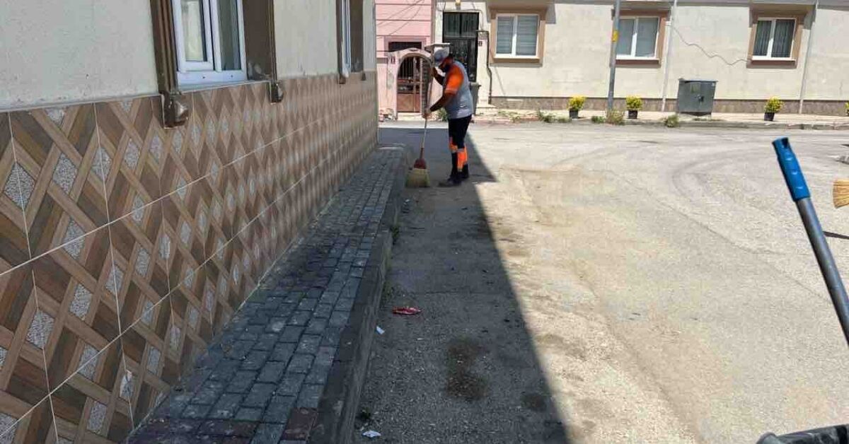 İnegöl Belediyesi’nden Bayramda Çevre Temizliği Mesaisi (7)