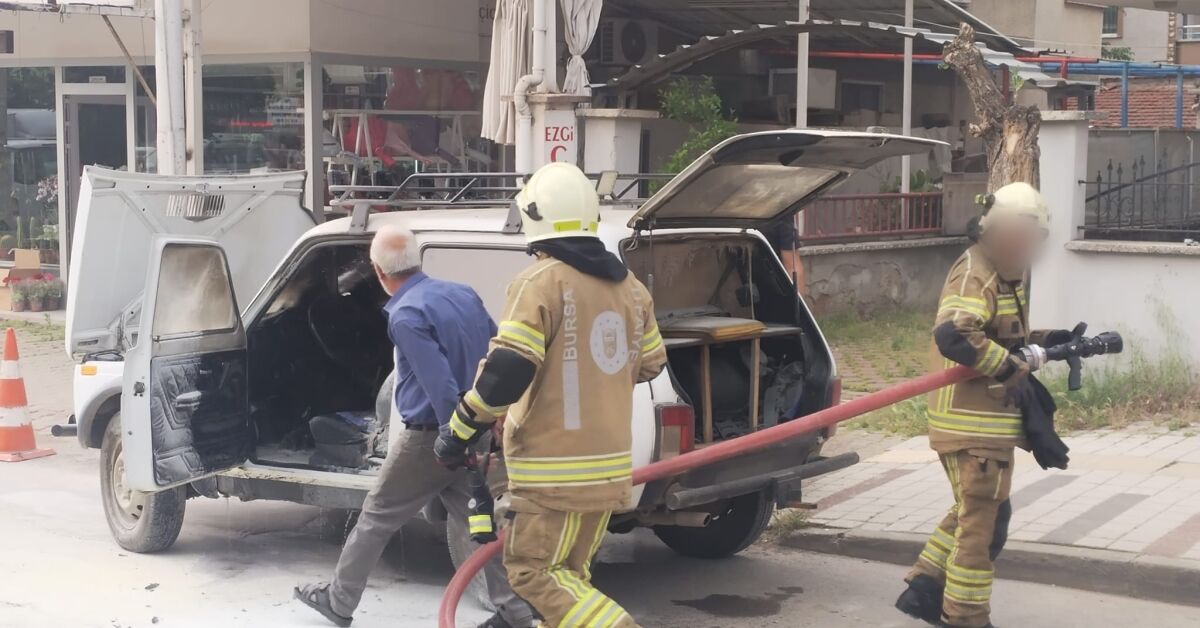 İnegöl'de Araç Alev Aldı! İlk Müdahale Vatandaşlardan Geldi (1)