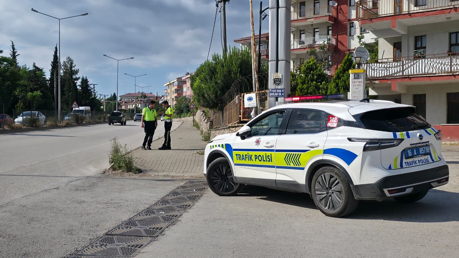 İnegöl’de Elektrikli Bisiklet Devrildi! 2 Kişi Hastanelik Oldu-1