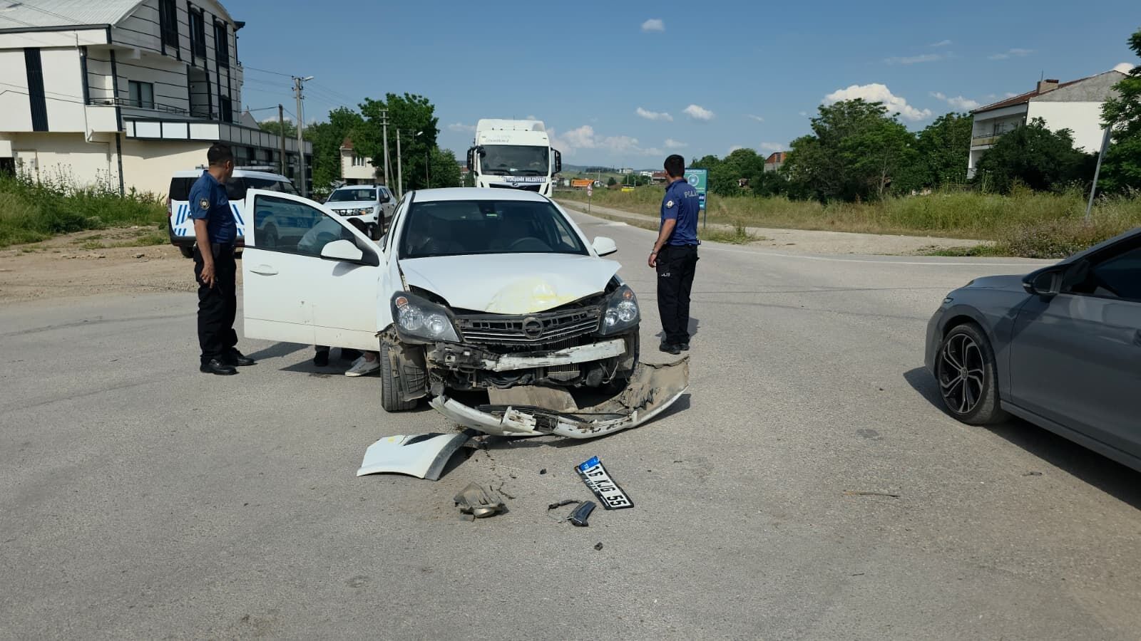 İnegöl'de Halk Otobüsü Ile Otomobil Çarpıştı 1 Yaralı (1)