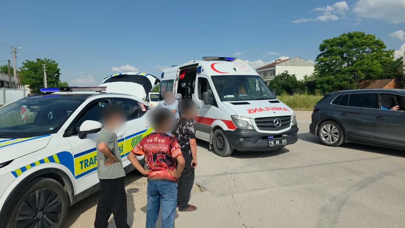 İnegöl'de Halk Otobüsü Ile Otomobil Çarpıştı 1 Yaralı (2)