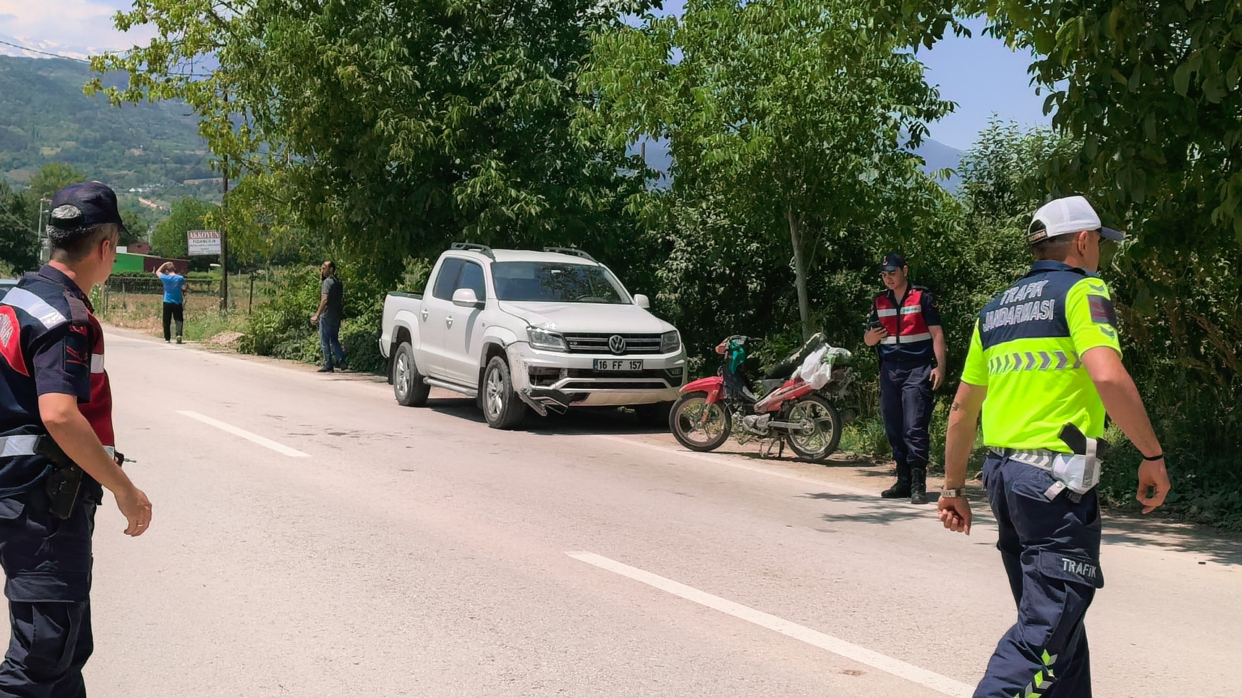 İnegöl’de Kamyonet Motosiklete Çarptı! O Anlar Kamerada (1)-2
