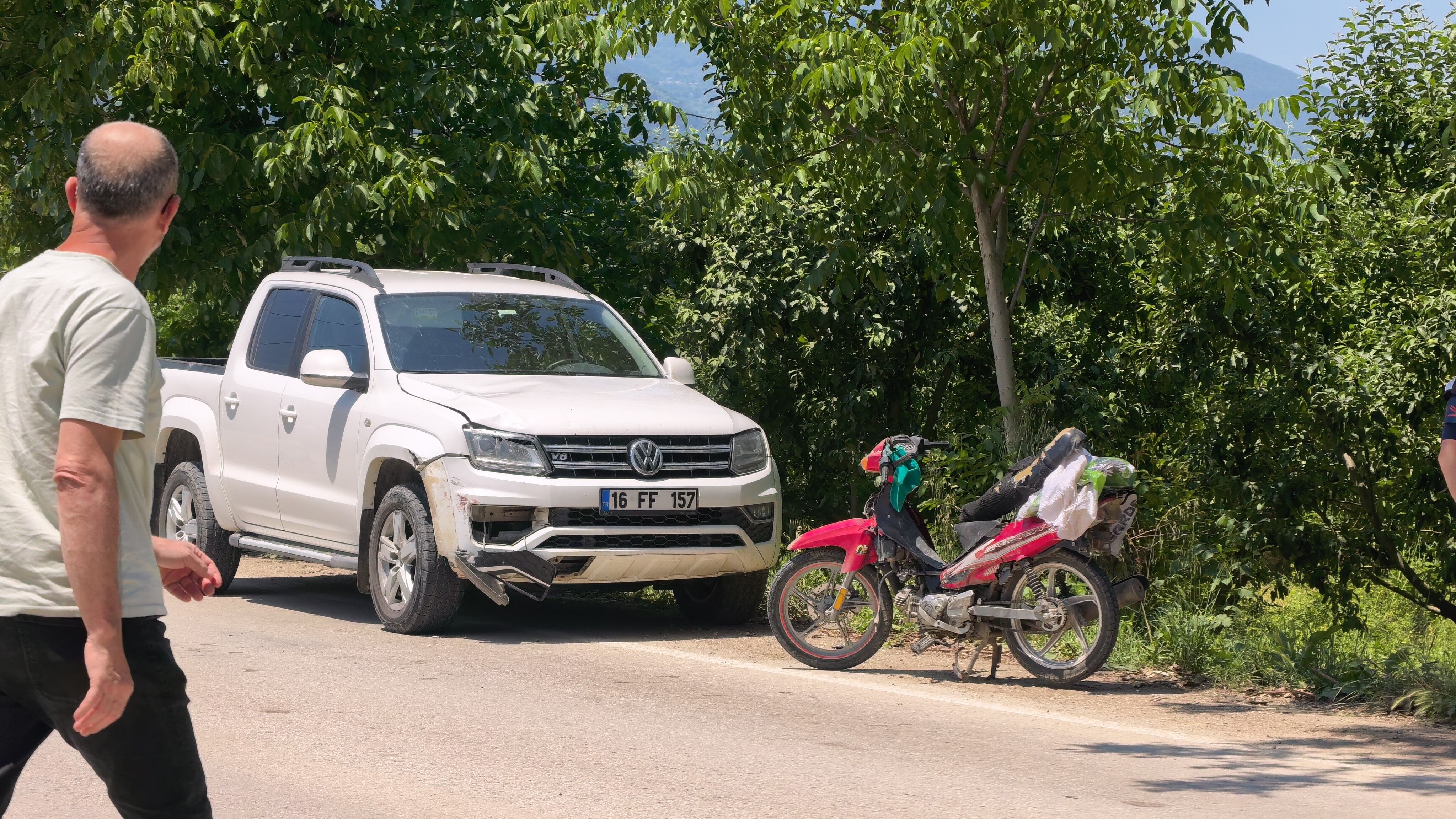 İnegöl’de Kamyonet Motosiklete Çarptı! O Anlar Kamerada (7)