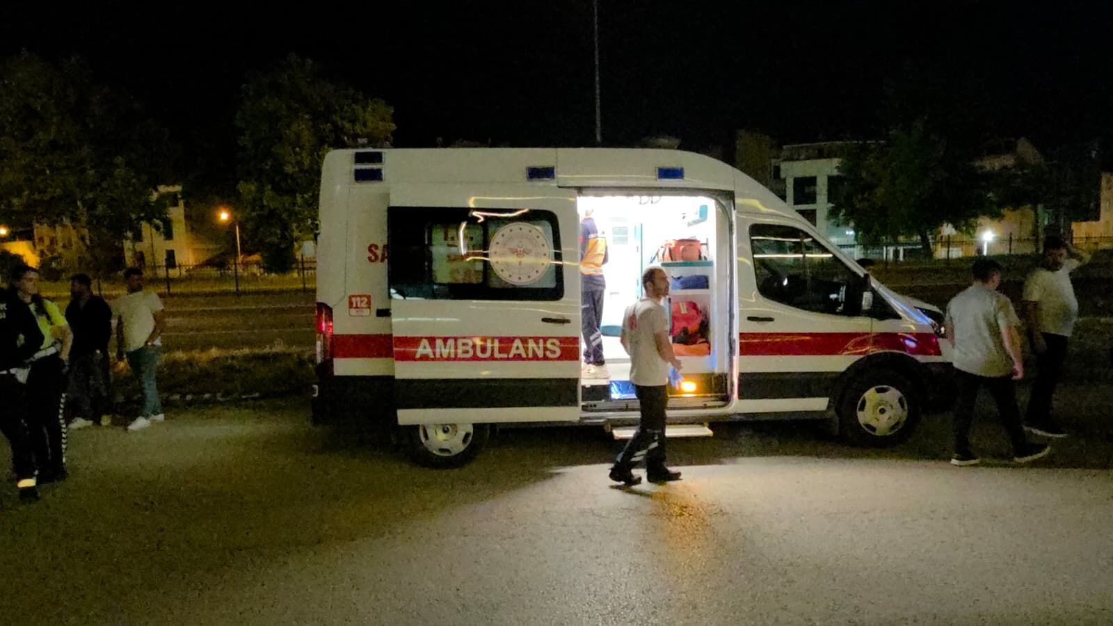 İnegöl'de Kontrolden Çıkan Otomobil Direğe Çarptı (2)