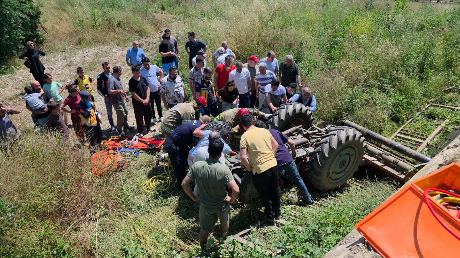 İnegöl'de Korkutan Kaza! Traktör Köprüden Devrildi. (2)