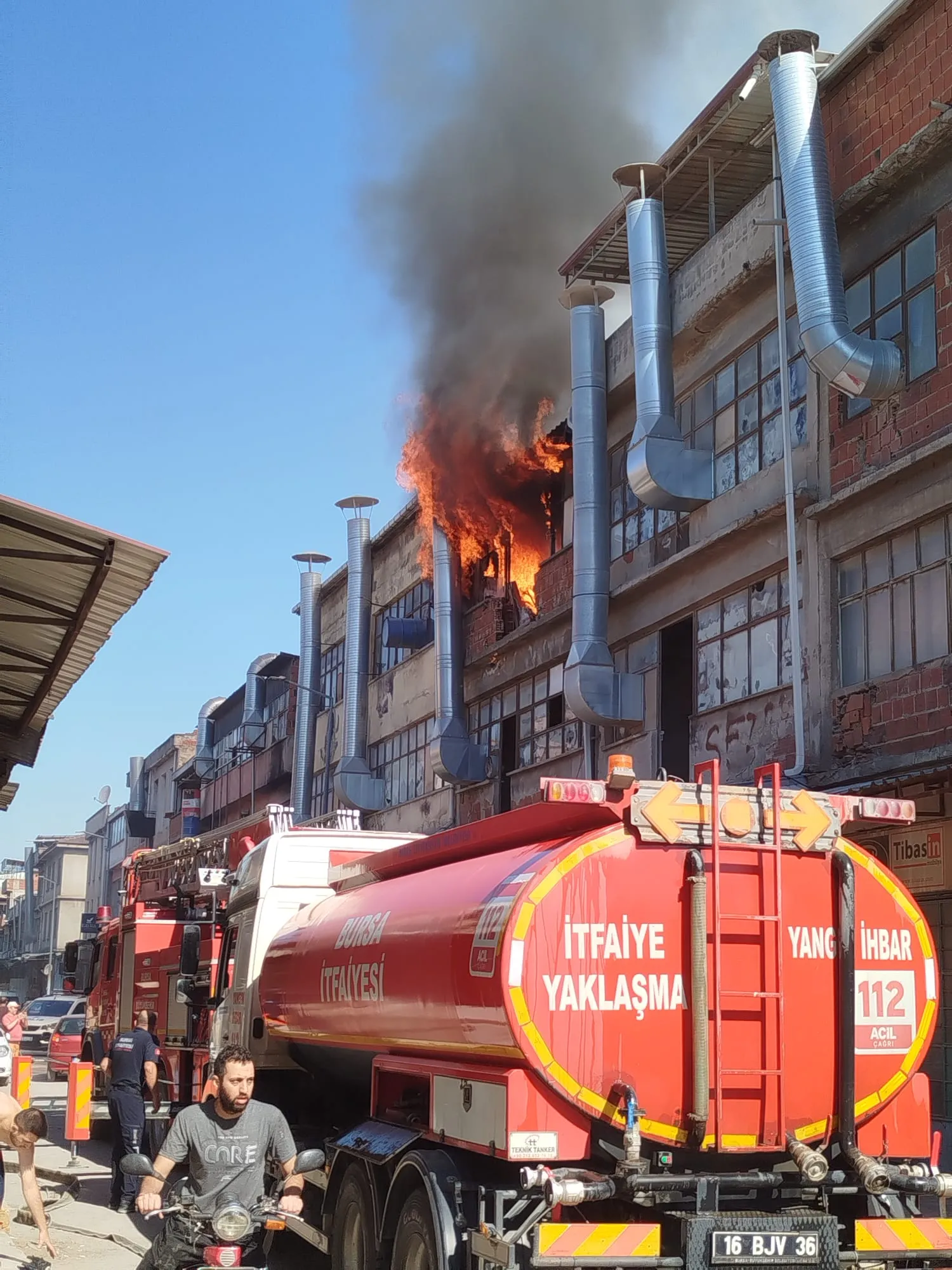İnegöl’de Mobilya İmalathanesinde Yangın! Sokak Trafiğe Kapatıldı...