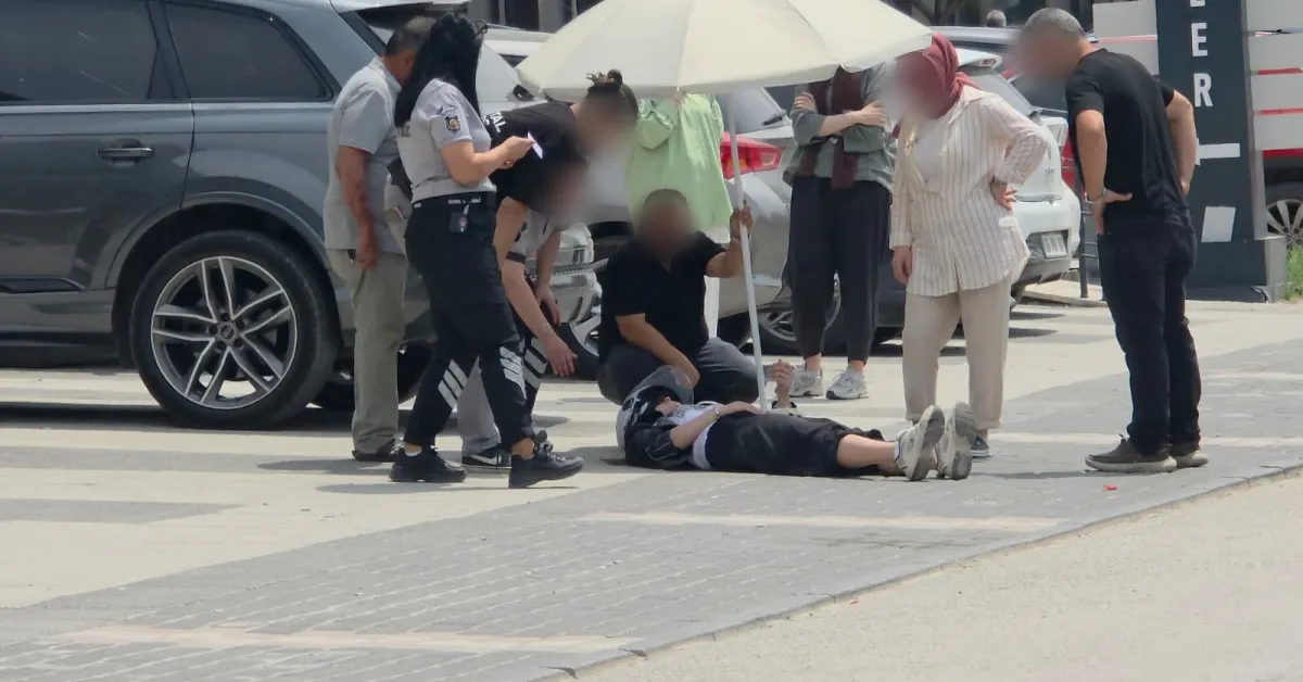 İnegöl’de Motosiklet Kazası Esnaf Yaralı Sürücüyü Şemsiyeyle Korudu (1)