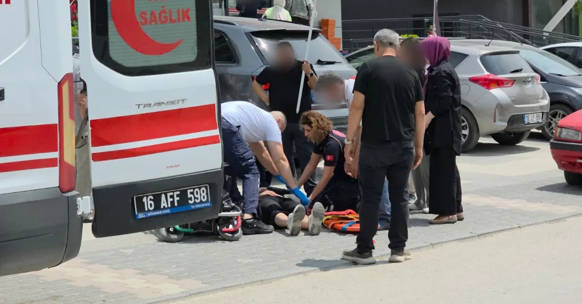 İnegöl’de Motosiklet Kazası Esnaf Yaralı Sürücüyü Şemsiyeyle Korudu (2)