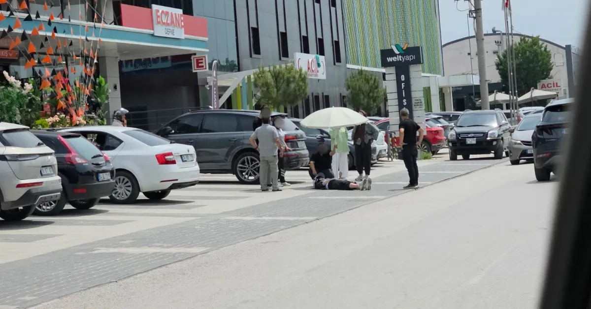 İnegöl’de Motosiklet Kazası Esnaf Yaralı Sürücüyü Şemsiyeyle Korudu (3)