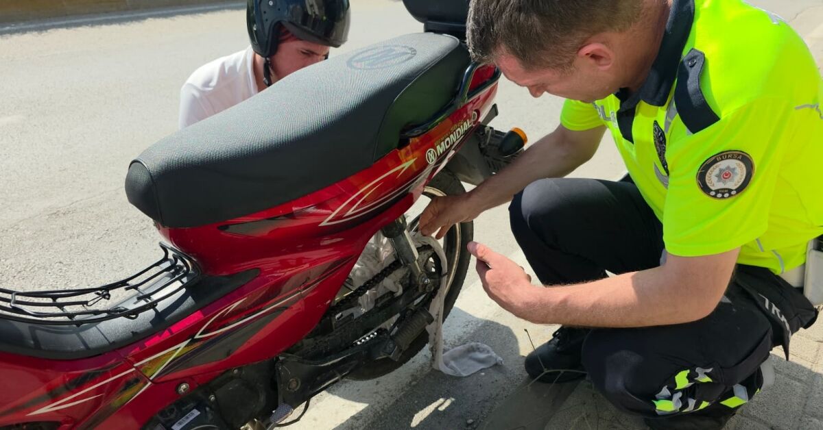 İnegöl'de Motosiklet Kazası Eteği Arka Tekerleğe Sıkışan Kadın Yaralandı (1)