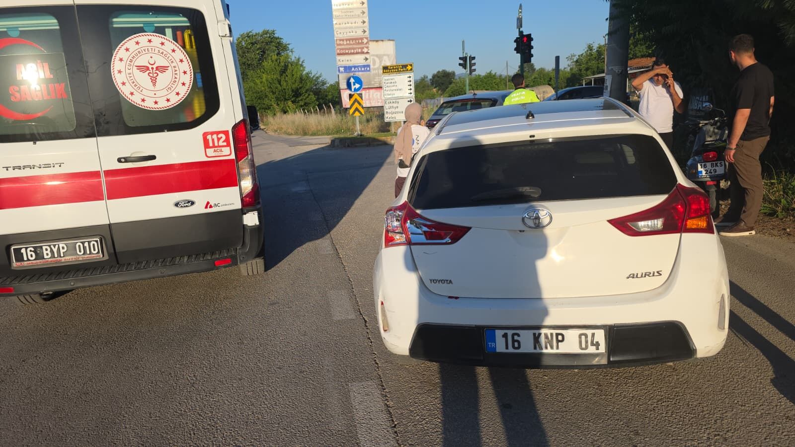 İnegöl’de Motosiklet Otomobile Arkadan Çarptı (1)