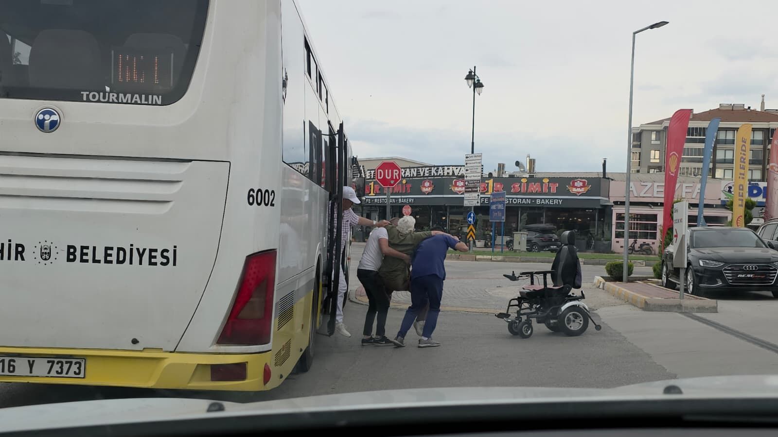 İnegöl’de Otobüs Şoföründen Engelli Yolcuya Örnek Yardım (1)-1