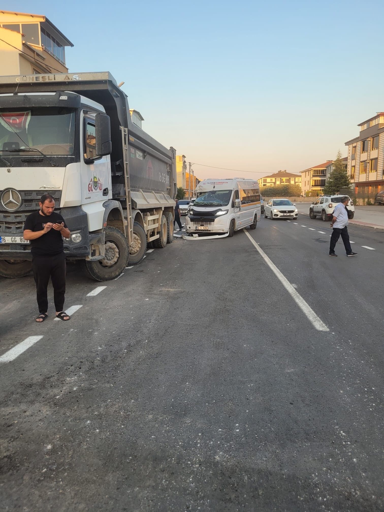İnegöl’de Servis Minibüsü Park Halindeki Kamyona Çarptı! Sürücü Ağır Yaralı (3)