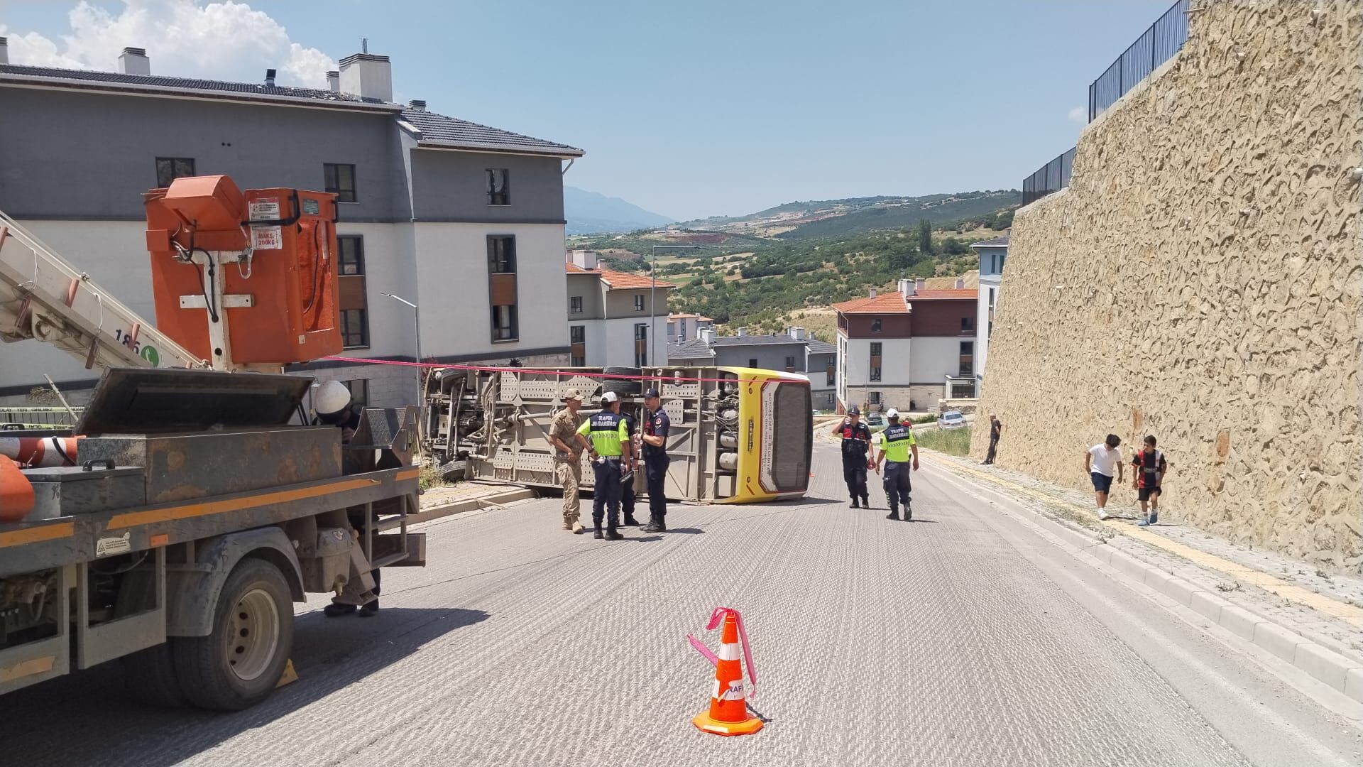 İnegöl’de Seyir Halindeki Halk Otobüsü Devrildi!-1