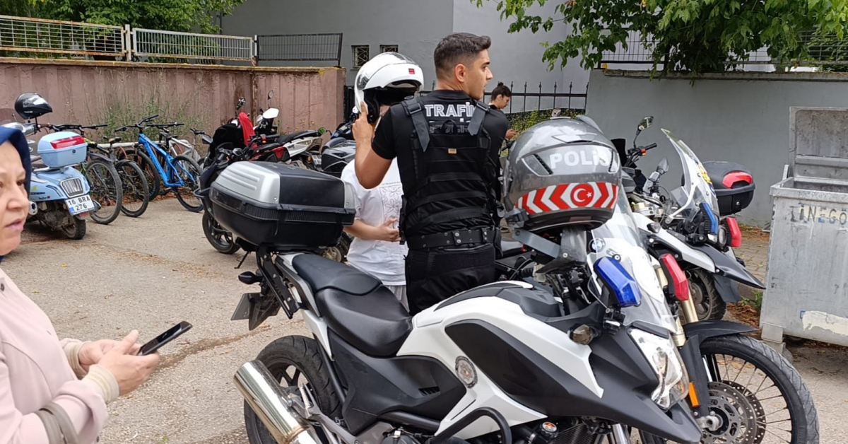 İnegöl’de Yanlış Okula Gelen Yks Adayını Trafik Polisi Sınava Yetiştirdi (1)