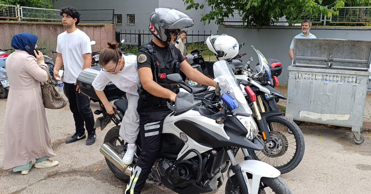 İnegöl’de Yanlış Okula Gelen Yks Adayını Trafik Polisi Sınava Yetiştirdi (2)