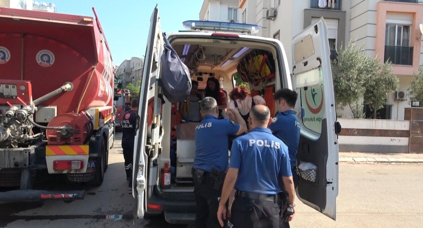 Kepez’de Bunalıma Girdiği Öne Sürülen 25 Yaşındaki Kadın, Itfaiye Ve Polis Ekiplerinin Müdahalesiyle Evden Çıkarıldı. F