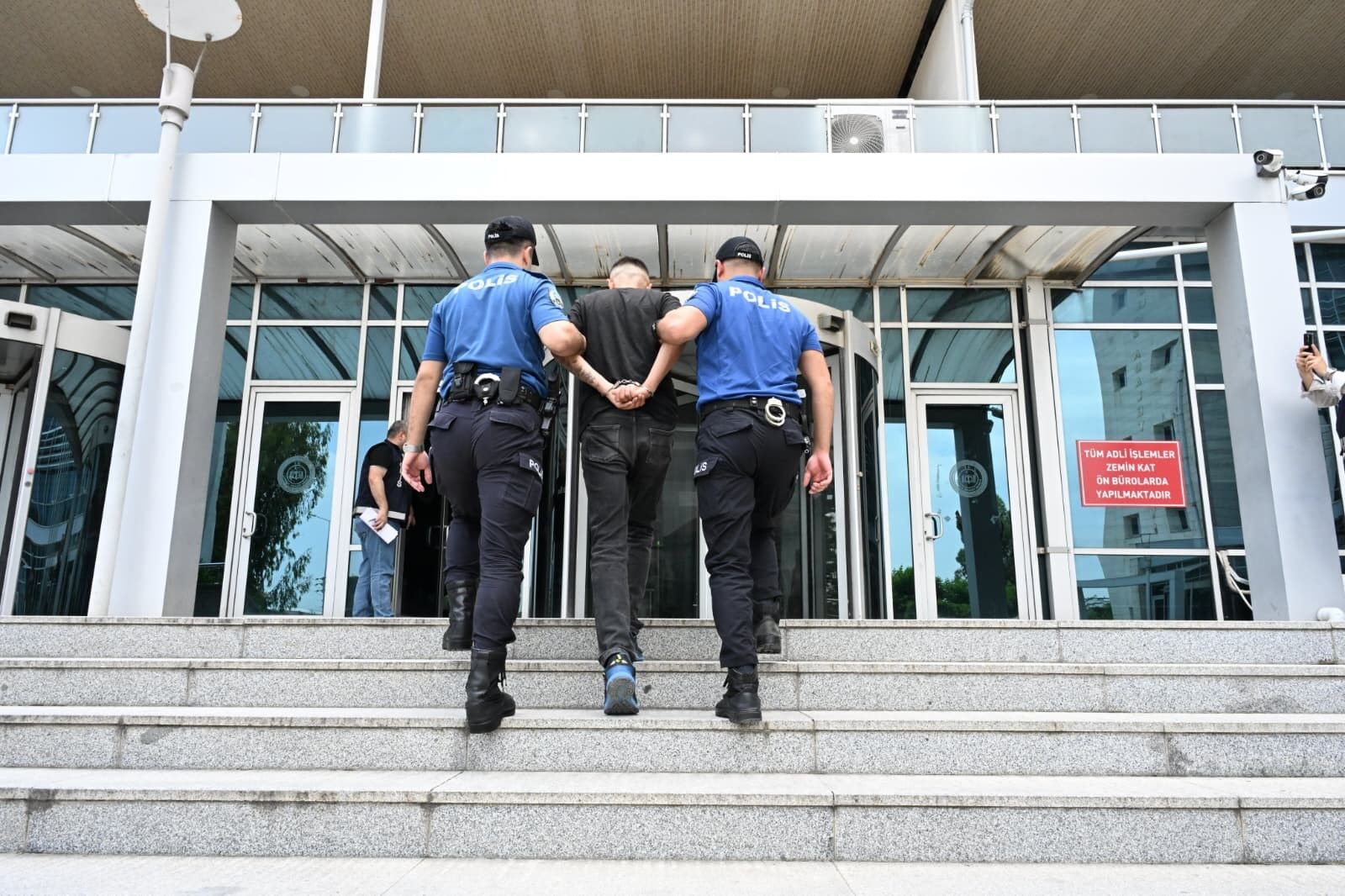 Kırmızı Bültenle Aranan Hükümlü Havalimanında Yakalandı (1)