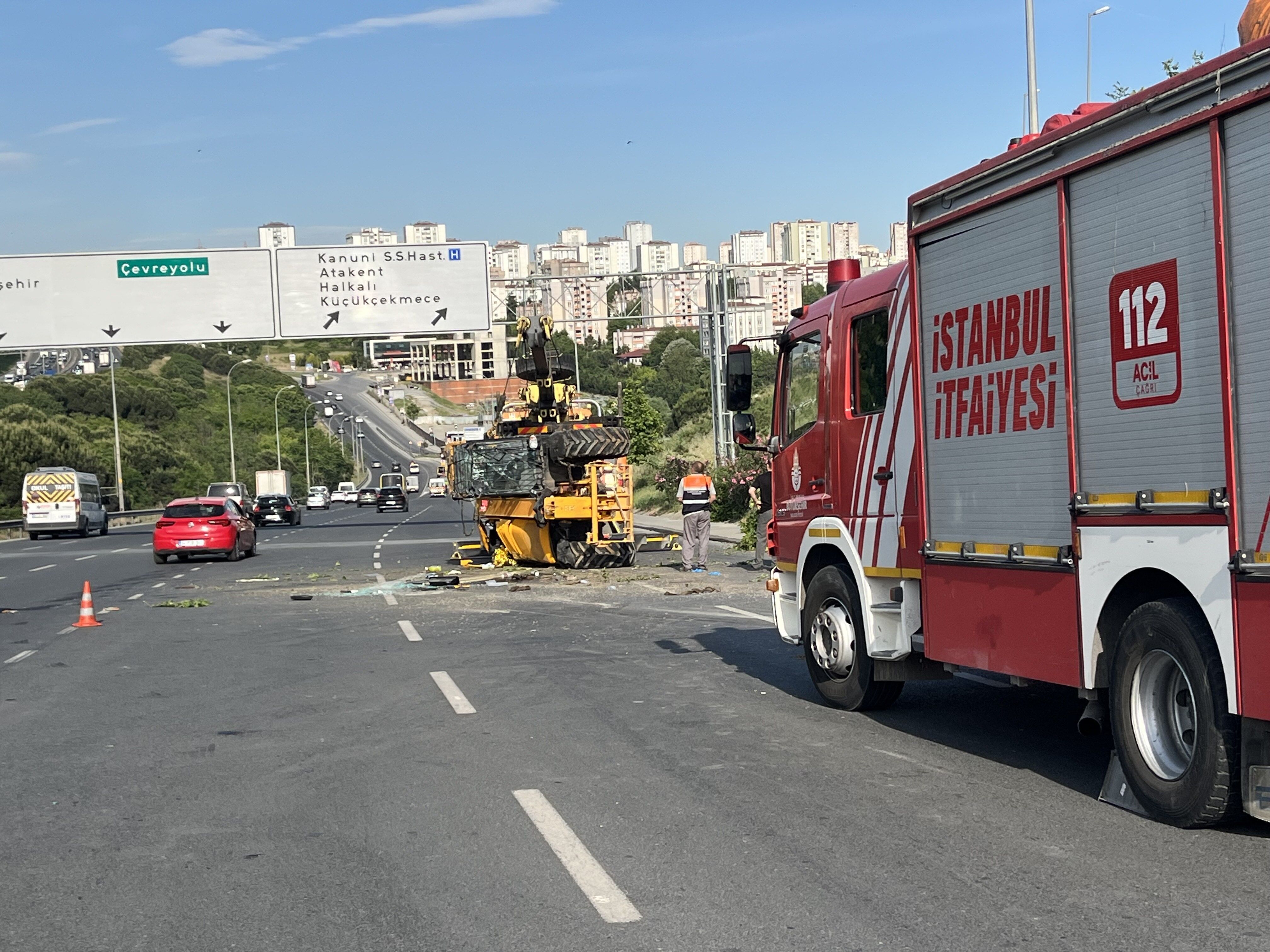 Küçükçekmece’de Iş Makinesini Taşıyan Çekici Devrildi, Sürücü Hayatını Kaybetti (2)
