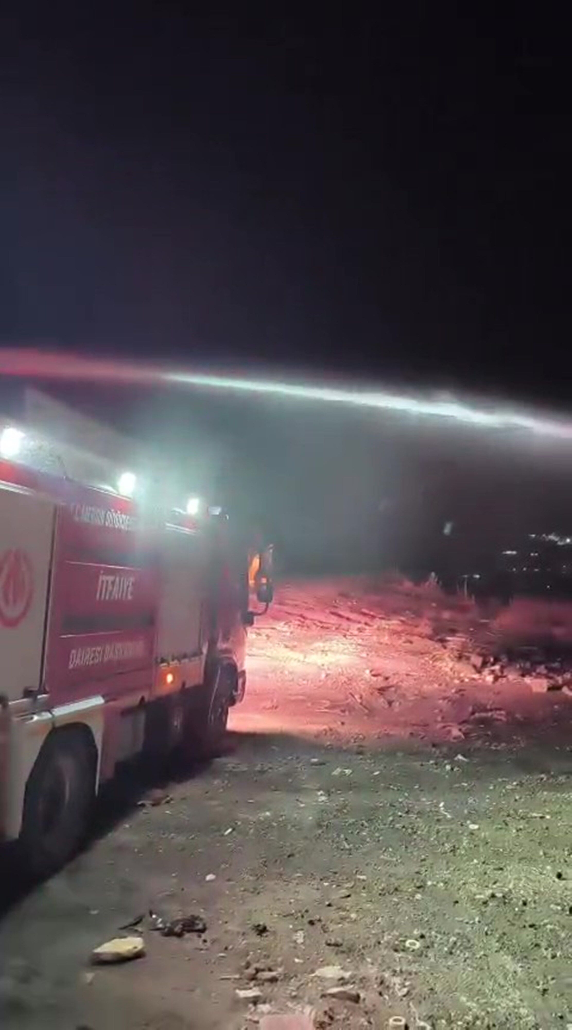 Mersin'de Çöp Sahasında Çıkan Yangın Ormanlık Alana Sıçradı (1)