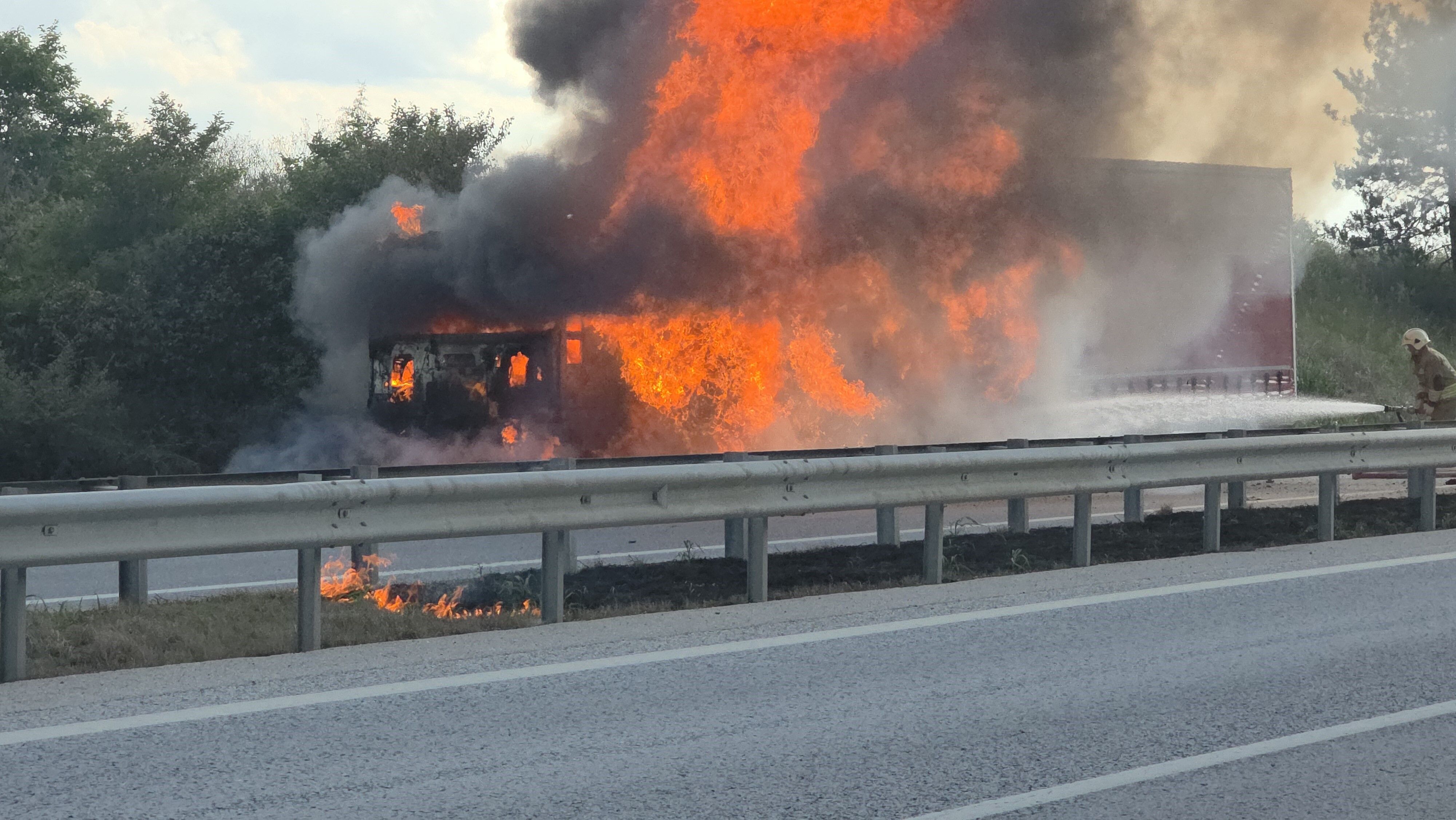 Moldova Plakalı Nişasta Yüklü Tır Otobanda Alevlere Teslim Oldu (2)