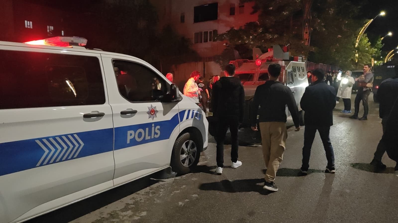Muş’ta Psikolojik Rahatsızlığı Olduğu Belirtilen Kişi, Kardeşini Silahla Yaralayıp Eve Kapandı. (3)