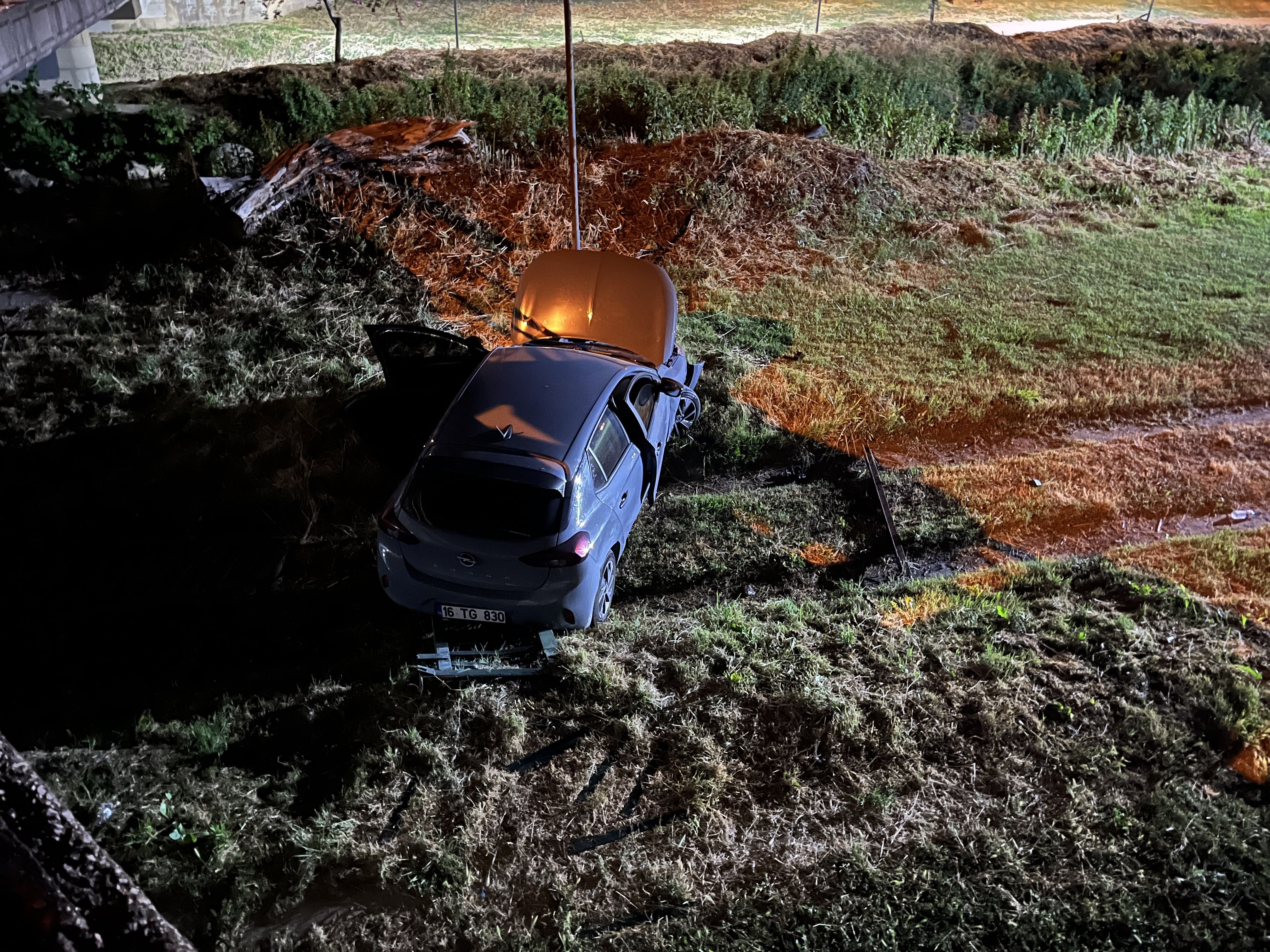 Navigasyon Yanlış Yolu Gösterdi, Dereye Uçtu (2)-1