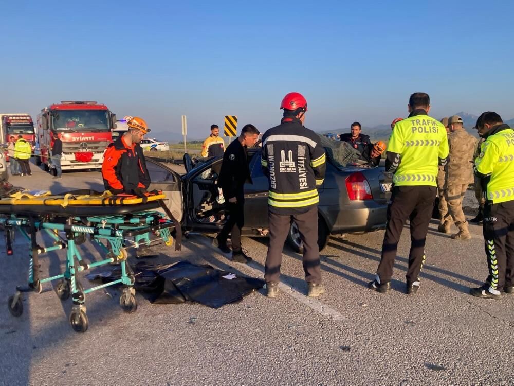 Otomobil Kamyonete Çarptı! Ölü Ve Yaralılar Var.. (1)