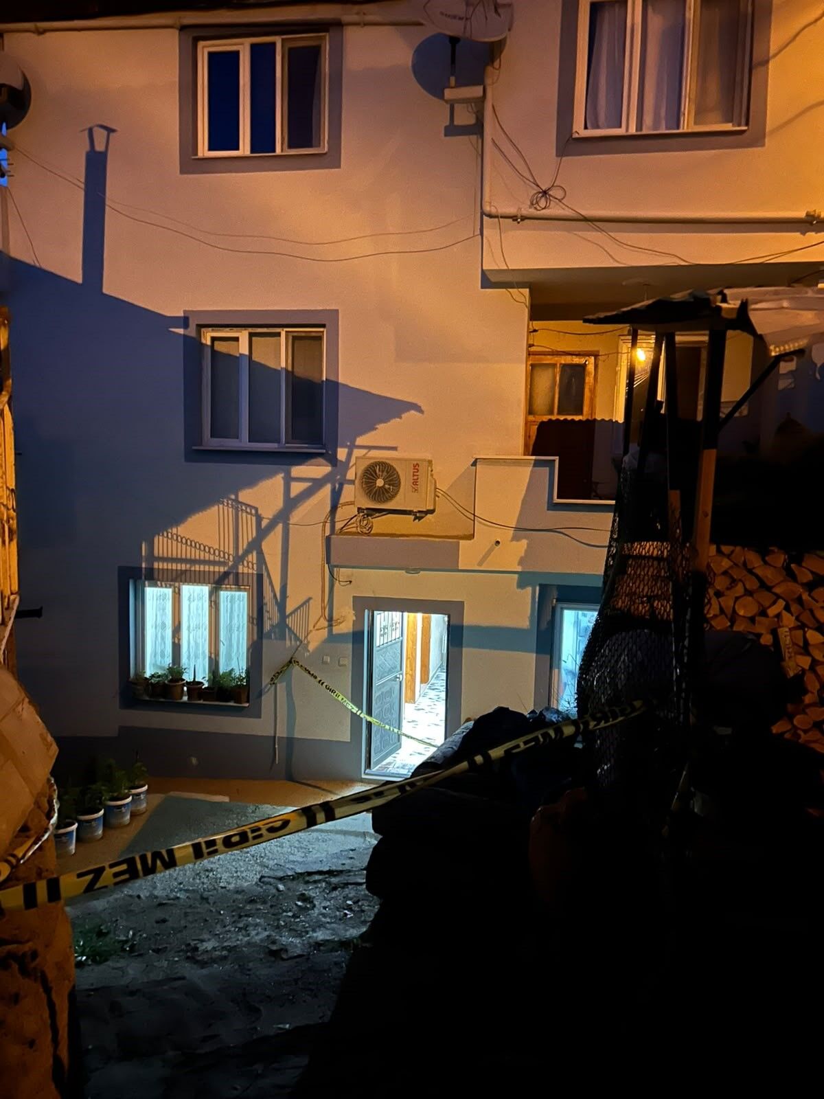 Rüyasında Annesinin Kendisini Boğduğunu Gördüğünü Öne Süren Genç Kız, Annesini Öldürdü (1)