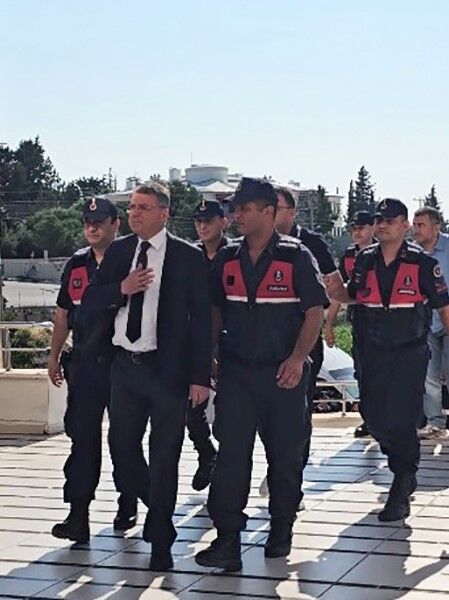 Silifke Belediyesi'ne Yönelik Operasyonda Gözaltına Alınan 19 Şüpheli Adliyeye Sevk Edildi (1)