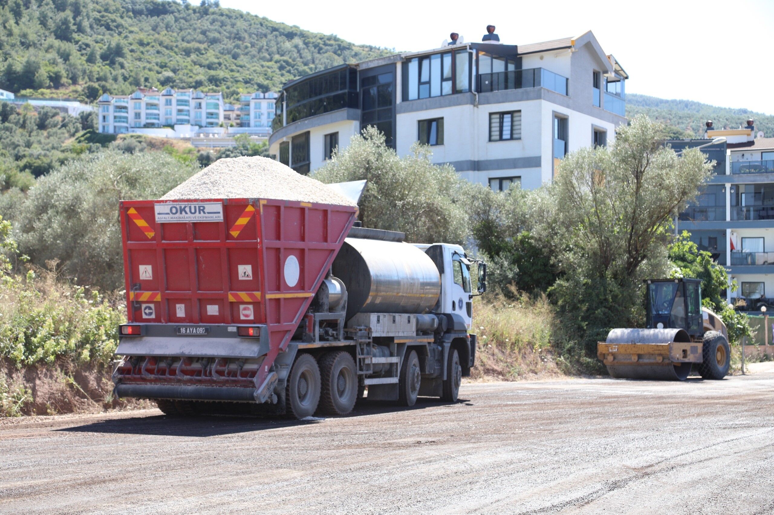 Gemlik Kurşunlu’da yol genişliği 15 metreye çıkarıldı