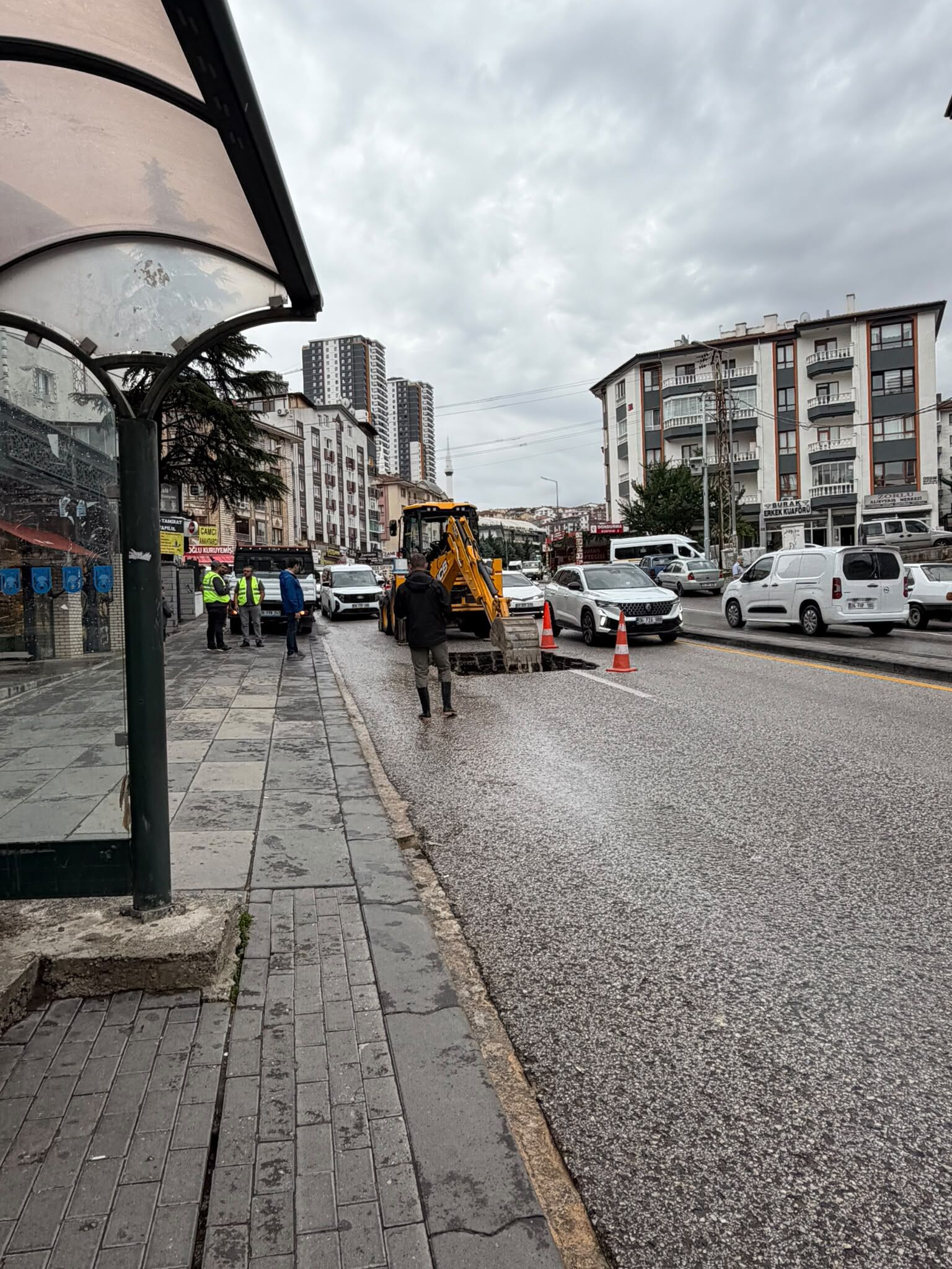 Ankara’da Şiddetli Sağanak Hayatı Felç Etti! Yol Çöktü, Iş Yerlerini Su Bastı (1)