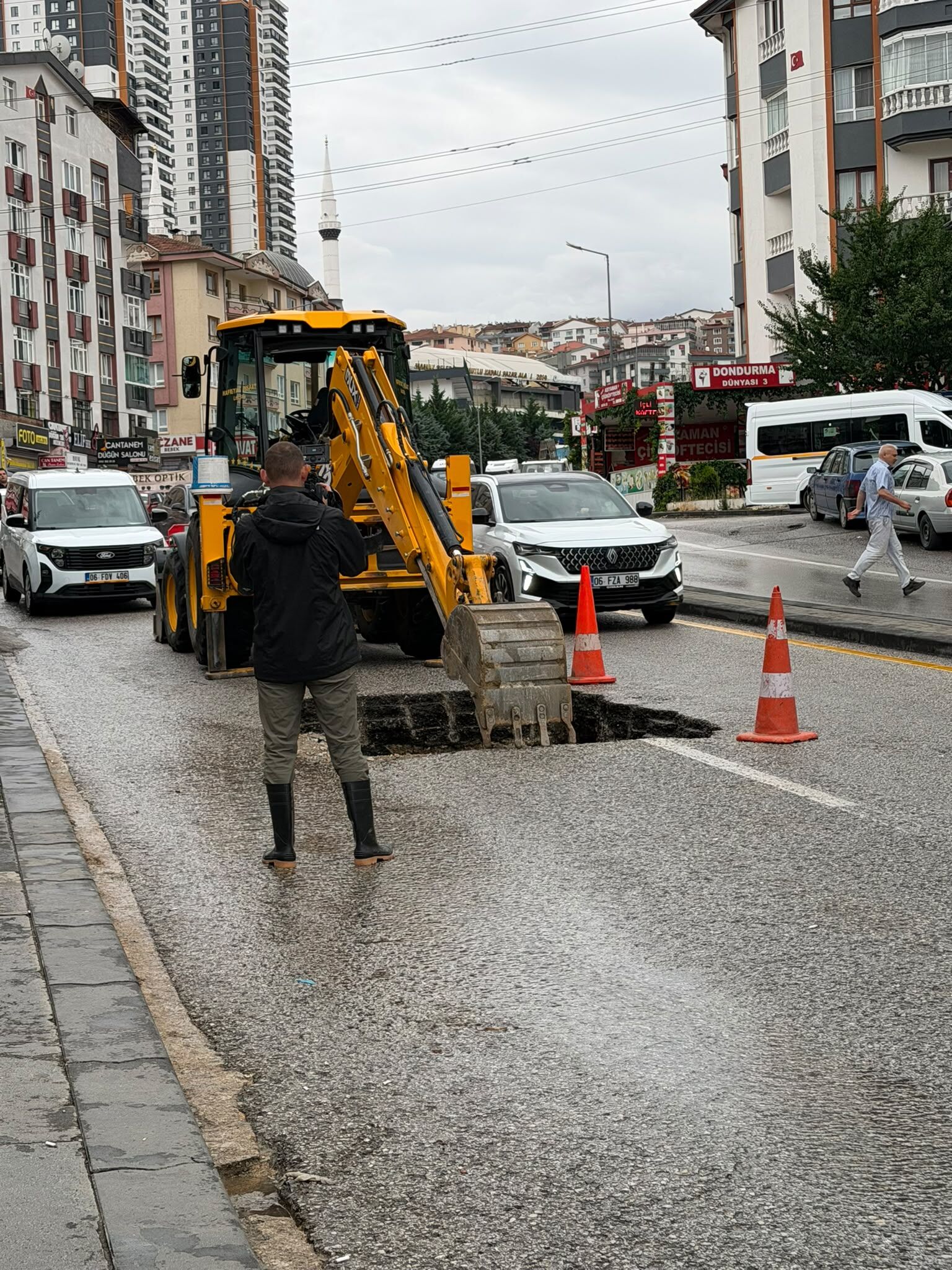 Ankara’da Şiddetli Sağanak Hayatı Felç Etti! Yol Çöktü, Iş Yerlerini Su Bastı (2)
