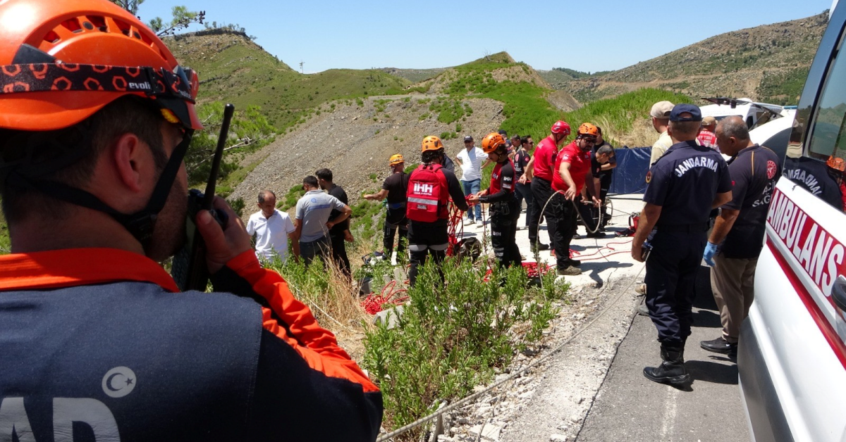 Antalya’da Minivan 150 Metrelik Uçuruma Yuvarlandı 5 Kişi Hayatını Kaybetti (2)