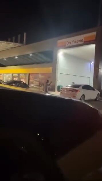 Bursa'da Akaryakıt Istasyonunda Sopalı Kavga Kamerada (1)-1