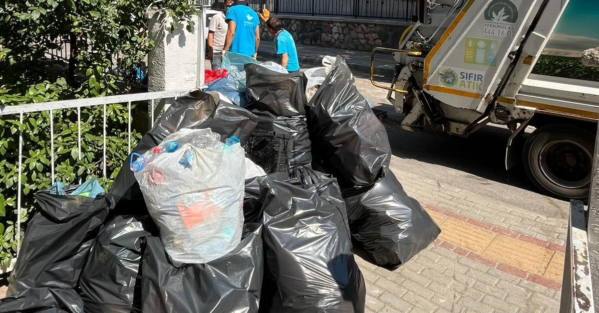 Bursa’da Bir Daireden 5 Ton Atık Çıkarıldı (3)