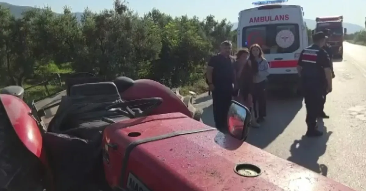 Bursa'da Hafif Ticari Araç Traktöre Çarptı Yaşlı Çift Yaralandı (2)