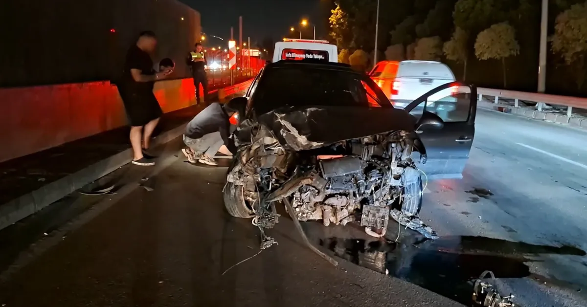 Bursa’da Kontrolden Çıkan Otomobil Baz Istasyonu Ve Metro Bariyerlerine Çarptı (2)