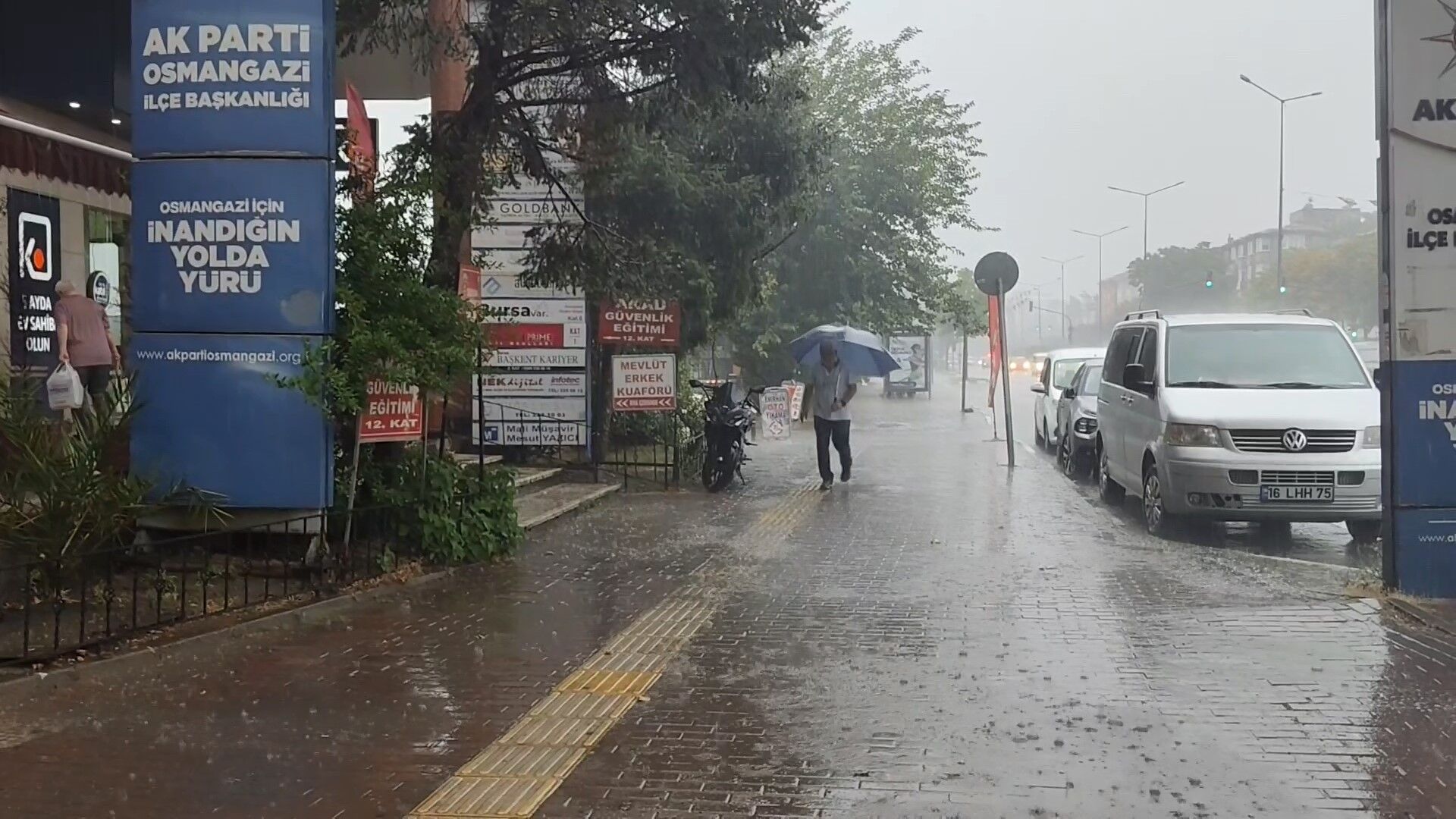 Bursa'da Yollar Göle Döndü, Vatandaşlar Zor Anlar Yaşadı (2)