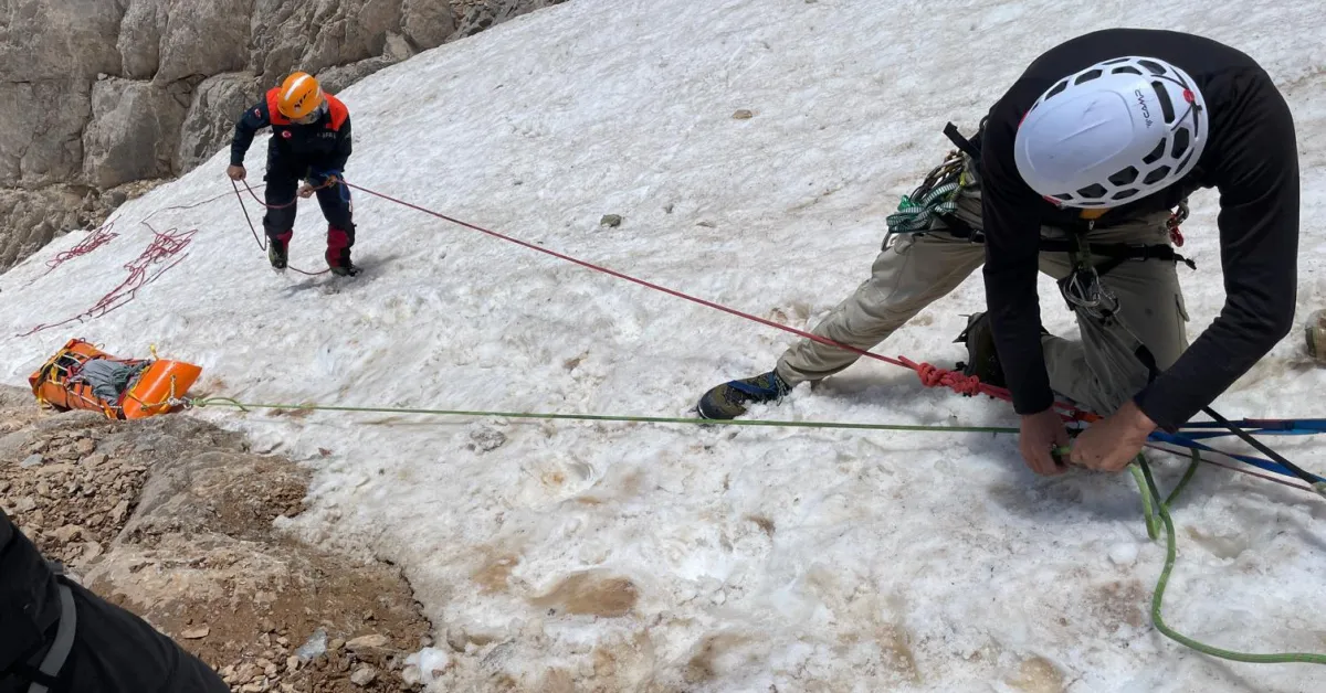 Bursalı Dağcılar Hakkari’deki Zorlu Operasyonda Yüksel Işık’ı Tahliye Etti (1)