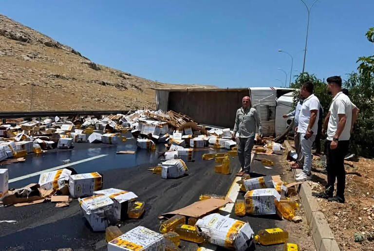 Devrilen Tırdaki Yağ Bidonları Yola Savruldu (2)