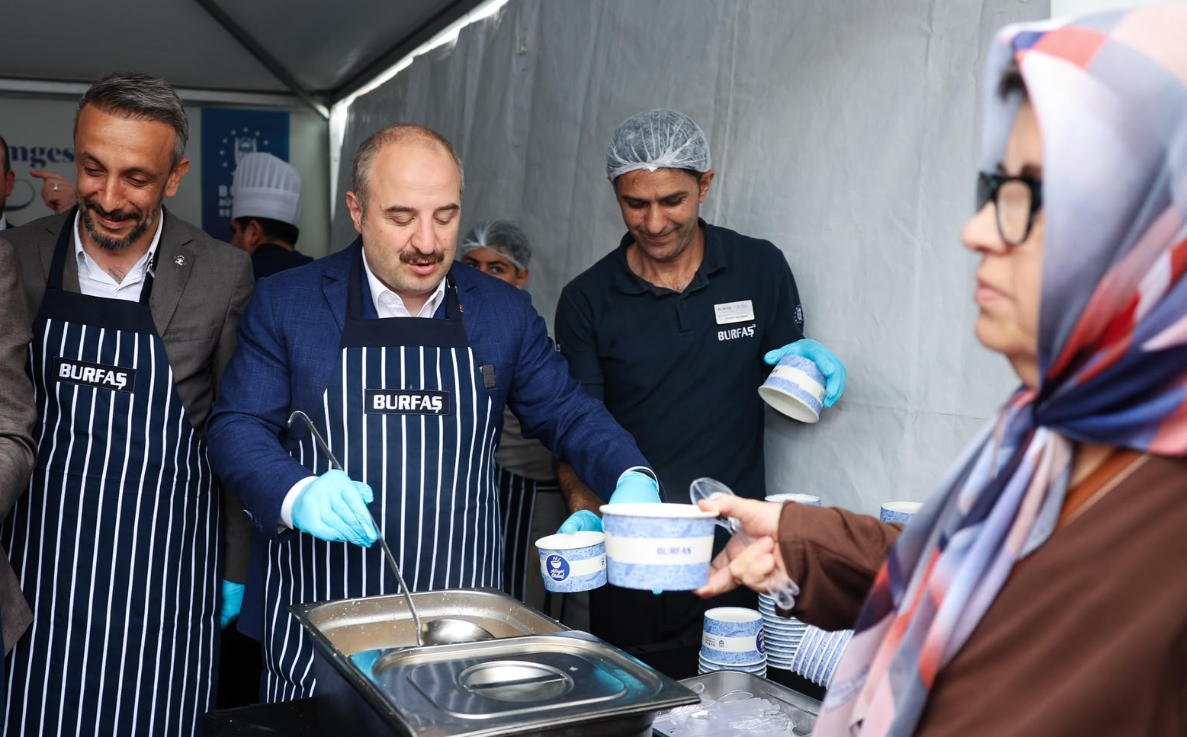 Gemlik’te Vatandaşlara Aşure İkram Edildi (2)