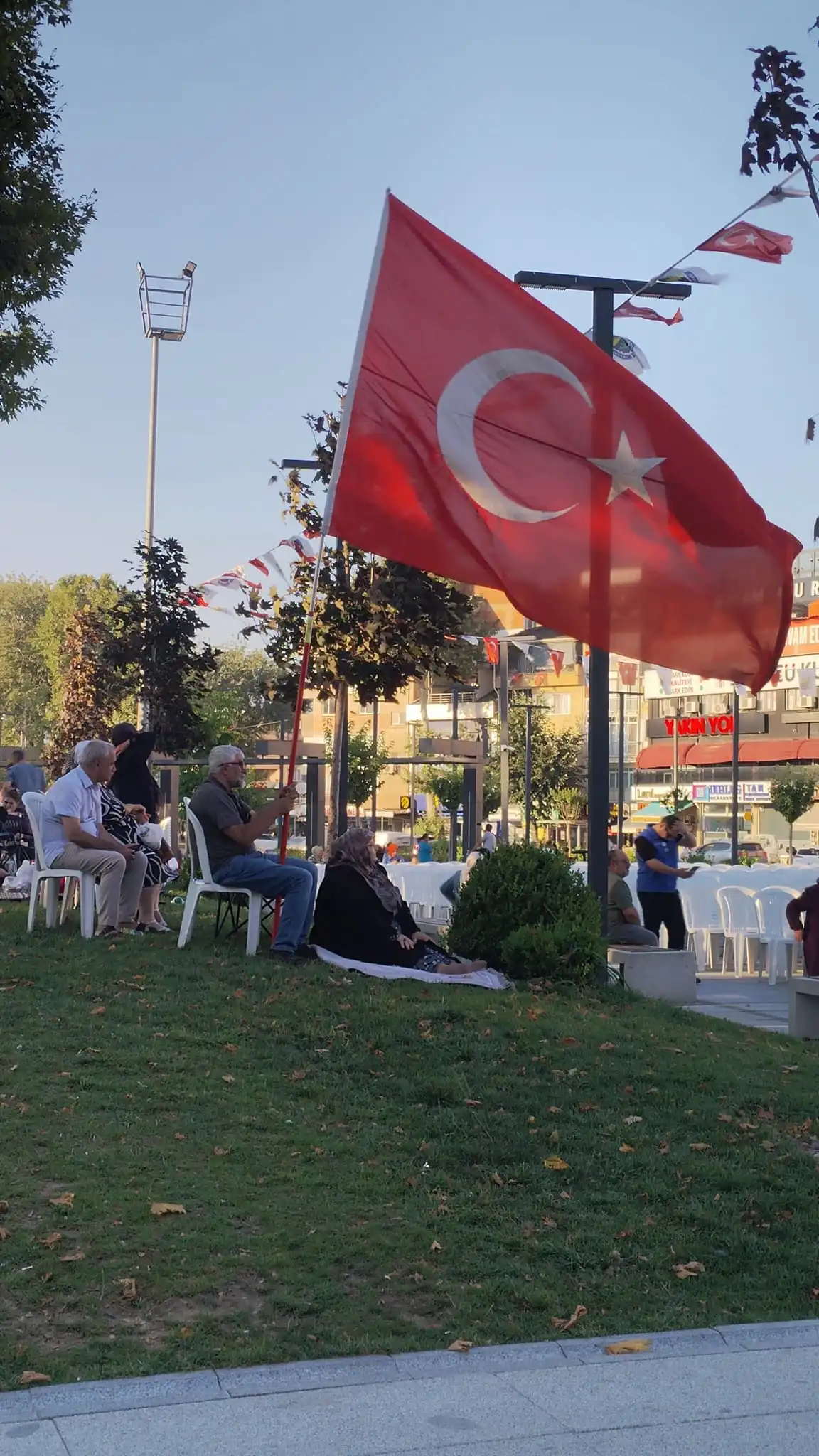 Genç Gazete 15 Temmuz Programı Öncesi Duygulandıran Görüntü Türk Bayrağını Saatlerce Elinden Bırakmadı 1