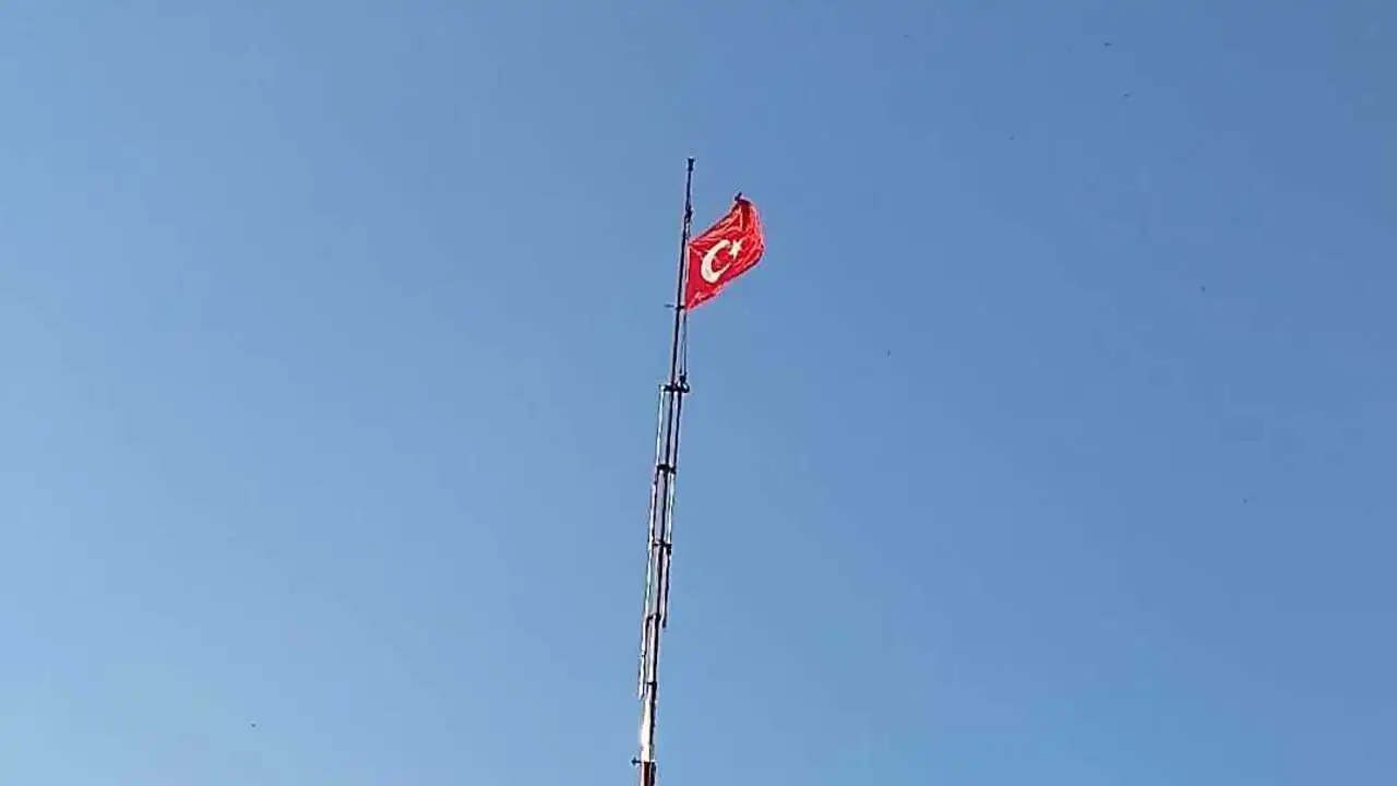 Genç Gazete 15 Temmuz’da İnegöl’de Dikkat Çeken Görüntü Vinç Bomunda Türk Bayrağı Asıldı