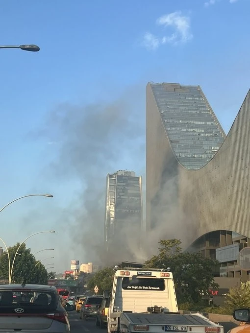 Genç Gazete Ankara’da Yda Center Satış Ofisinde Çıkan Yangın Söndürüldü 1