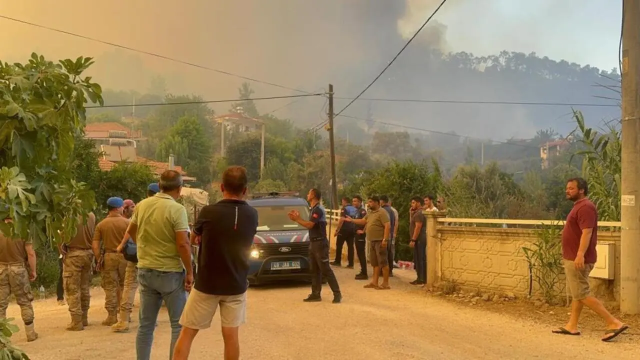 Genç Gazete Aynı Anda 3 İlde Orman Yangını! Havadan Ve Karadan Müdahale Sürüyor