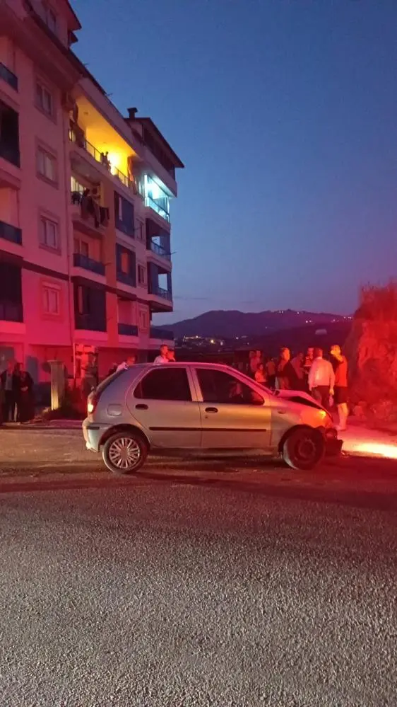 Genç Gazete Ehliyetsiz Sürücünün Kullandığı Otomobil Kamyonetle Çarpıştı 2 Yaralı 1