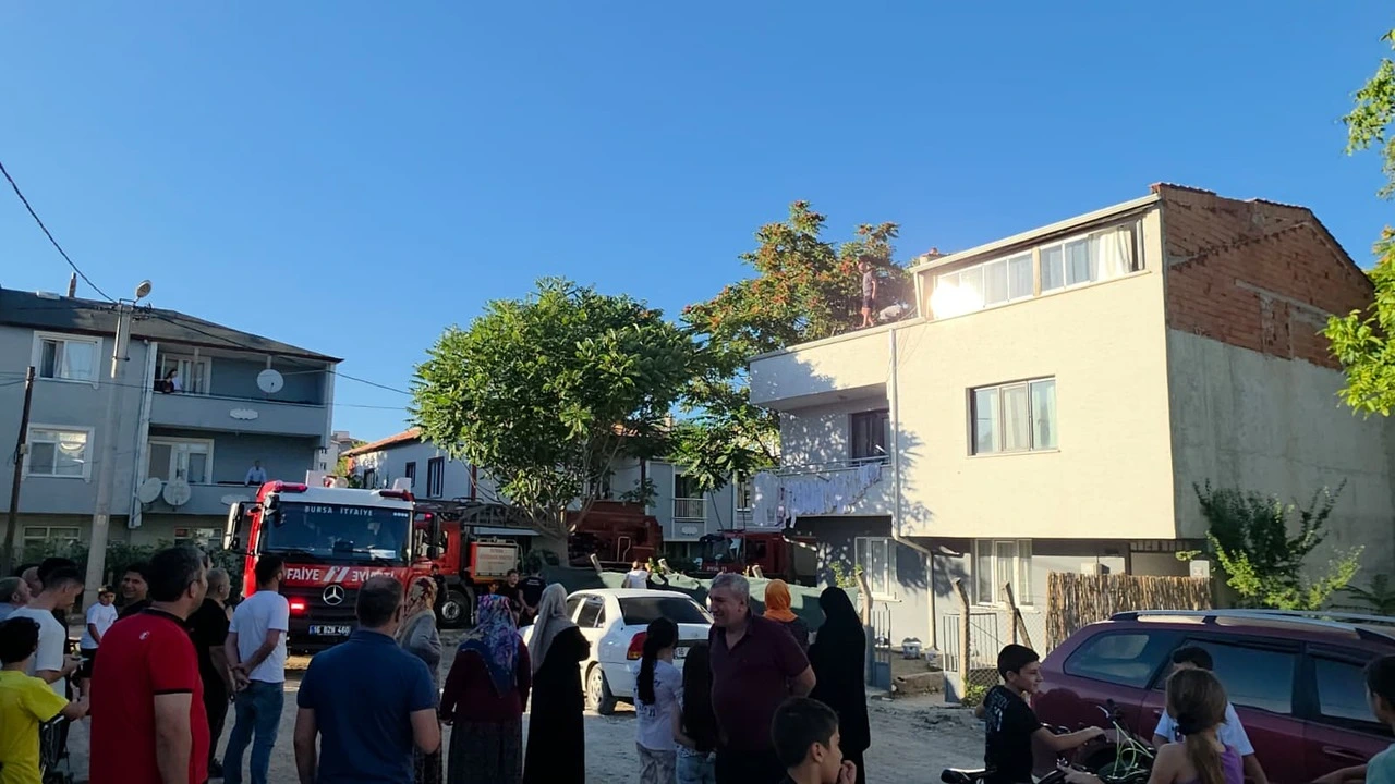 Genç Gazete İnegöl'de Çatı Tadilat Sırasında Alev Aldı-1